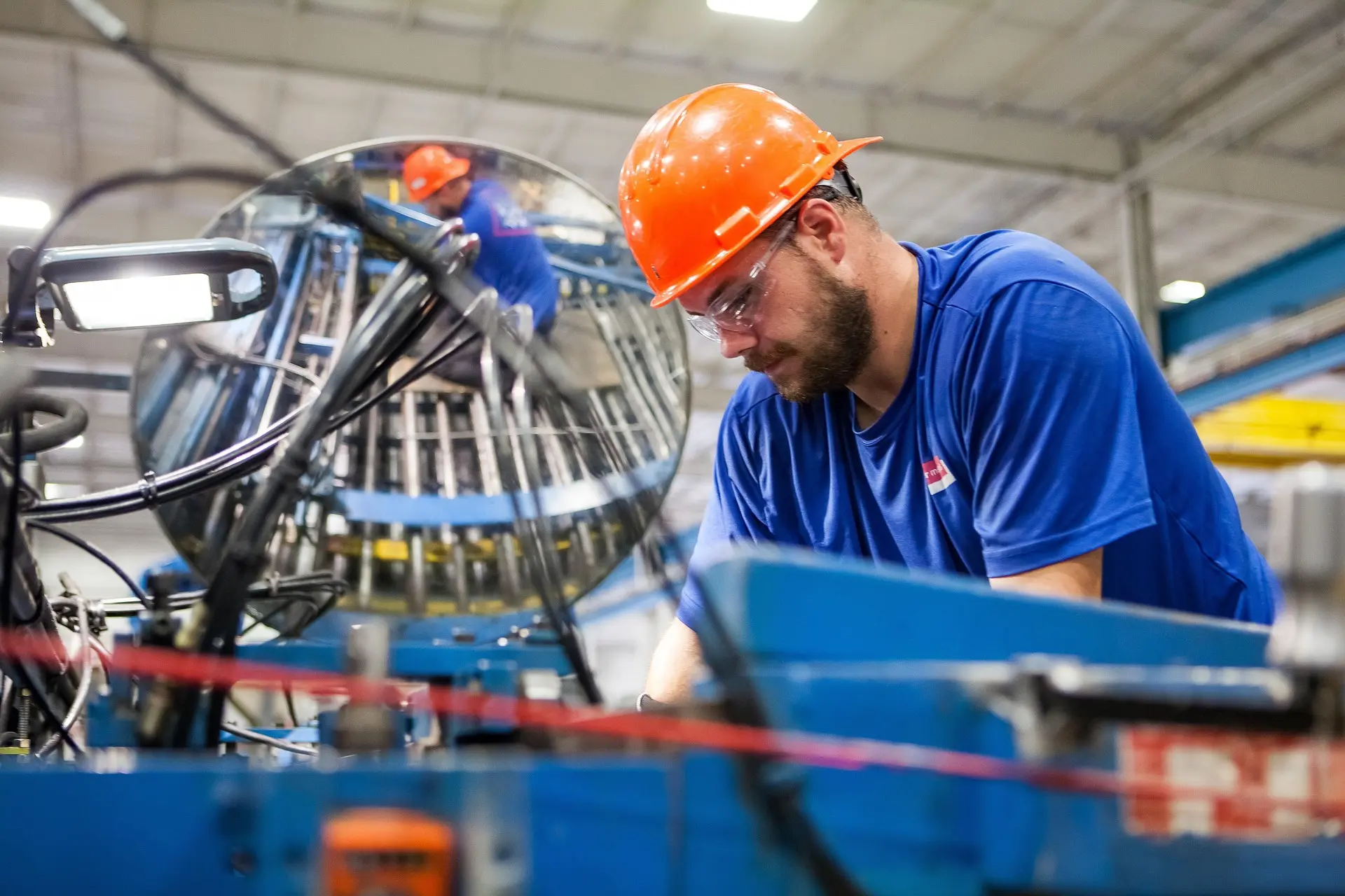 Técnico aplicando tratamiento superficial selectivo a componente metálico
